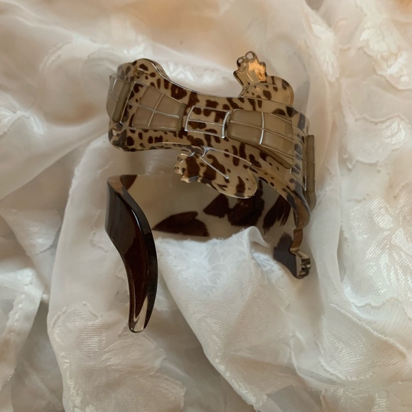 Unique acrylic arm bracelet. It’s a cross between a guitar and a alligator - Picture 10 of 10